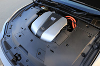 エンジンは最高出力299ps、最大トルク356Nmの3.5リッターV6 DOHC。これにモーターを組み合わせることで、システム全体では359psの最高出力を発生する。