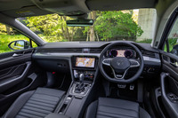 新デザインのステアリングホイールやタッチパネル式となったエアコンの操作パネルなどでインテリアをブラッシュアップ。常時接続の新世代オンラインコネクティビティーサービス「ウィーコネクト」も標準装備されている。