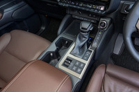 センターコンソールに備わるレバータイプのシフトセレクター。ディーゼル車のトランスミッションは8段ATで、ギア比は4.413（1速）から0.651（8速）。これとは別に、ローレンジのギア比が2.566の副変速機が備わる。