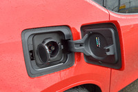 車体右側の後部にはCHAdeMO方式の急速充電ソケットが備わる。およそ45分で80％の充電が可能となる。