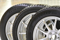 試走に用意された3種類のタイヤ。手前からスタッドレスタイヤの「アイスガードiG60」、欧州向けのウインタータイヤ「ブルーアース ウインターV905」、北米向けのオールシーズンタイヤ「AVIDアセンド」。