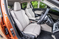 28万3000円の有償オプション「ハイラインパッケージ」を選択すると写真の「ヴァーネスカレザー」仕立てのスポーツシートが装備される。このシートには強さを3段階、速度を2段階から選択できるマッサージ機能が備わる。