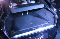 荷室の容量は5人乗車時で632リッター。5人という乗車定員もアストンマーティンとしては史上初。