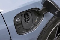 右フロントフェンダーには普通充電（写真）の、反対の左側には急速充電（CHAdeMO／150kWまで対応）の給電口がレイアウトされている。