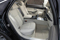 ショーファードリブンも想定したロングモデルだけに、後席空間は広々。試乗車には快適装備が満載されたセパレートシートなどからなる「コンフォートパッケージ」が採用されていた。