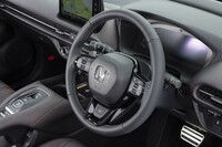 ステアリングホイールはスムースレザー巻き。ボトム側のスポークの中央にステアリングヒーターのスイッチがある。