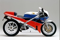 1987年8月31日に発売された「ホンダVFR750R」。車名にもなっているナナハン（748cc）のV型4気筒エンジンと、片持ちのスイングアームが特徴的だった。