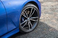 Mスポーツのタイヤサイズは前：225/45R18、後ろ：255/40R18が標準。テスト車には「ファストトラックパッケージ」に含まれる19インチアルミホイールと、前：225/40R19、後ろ：255/35R19というサイズのタイヤが装着されていた。