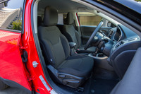 シートは「スポーツ」と「ロンジチュード」がファブリック。「リミテッド」がレザー。上位2グレードでは、助手席に座面を跳ね上げて使う収納トレーが設けられている。