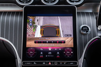 車両フロント下方の路面映像（フロントタイヤとその操舵方向を含む）を仮想的に映し出す「トランスペアレントボンネット」機能も備わる。