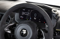 走行モードのセレクタースイッチをメーターナセルの右側に配置。慣れれば走行時でも、ステアリングホイールから手を離さずに操作できる。メータースクリーンは10インチサイズで、ステアリングホイールに連動し上下に動く。