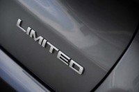 今回試乗したのは、最上級グレードの4WD車「リミテッド」（435万円）。ほかに、FF車のエントリーグレード「スポーツ」（346万円）、その装備を充実させた「ロンジチュード」（385万円）がラインナップされる。