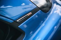 Cピラーのバッジもオレンジの差し色で飾られる（ほかの「A110」では青・白・赤のトリコロール）。同様の意匠はドアのインナーパネルにも見られる。