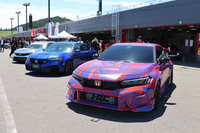 「アキュラ・インテグラ タイプS」の隣には、東京オートサロン2026で披露された「シビック タイプR HRCコンセプト」が並ぶ。