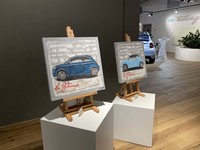 新型「500」をモチーフにしたアートも販売。キャンバスに描かれた作品は各300ユーロ（約3万8000円。付加価値税を含む）。