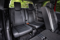 3列目シートの座面から天井までの高さは870mmだが、座面高が低く、足元も広いとはいえない。2列目シートにはウオークイン機能が備わるものの3列目シートへのアクセスは楽々とはいかない。