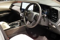 新型「RX」のコックピット周辺は、新型「NX」にも採用された「Tazuna Concept」をもとにデザインされている。