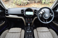 円形のデザインが随所に配されたインテリア。ステアリングホイールに備わるスイッチもすべて丸い。