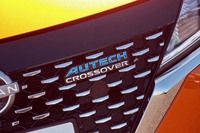 フロントグリルには、オーテックのイメージカラーであるブルーをあしらったロゴマークが添えられる。