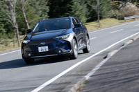 姉妹車の「スバル・ソルテラ」と「トヨタbZ4X」だが、その中身には微妙な差異がある。例えば4WD車ではダンパーの特性が異なり、さらにソルテラにのみパドルスイッチが装備される。