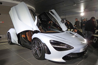 マクラーレンのアイコンでもあるディヘドラルドアを継承している。