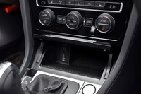 センターコンソールの小物入れ。AUXとUSBのソケットが備わる。