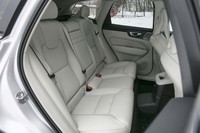 後席（写真）は運転席と同様に、上質な「パーフォレーテッド・ファインナッパレザー」で仕立てられている。