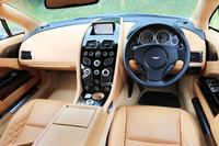 サハラタンの革内装は瀟洒（しょうしゃ）な装い。「シャドーエディション」ではピアノブラックのインテリアトリムパックが標準装備となる。