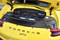 リアフードを開けてもエンジンの姿を拝むことができないのは従来モデルと同じ。むき出しのCFRP製パーツが生々しい。