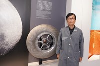 ブリヂストンイノベーションギャラリーの森 英信館長。月面探査機用タイヤとともに。