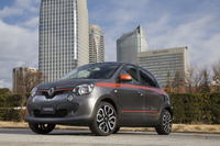 限定モデルでは「オランジュ ブレイズ メタリック」のみだったボディーカラーには、新たに「グリ リュネール メタリック」が追加された。ともに「GT」の専用色となっている。