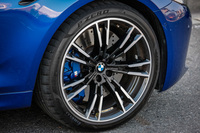 タイヤサイズはフロントが275/35ZR20、リアが285/35ZR20。テスト車には「ピレリPゼロ」が装着されていた。