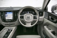 試乗車のインテリアは、チャコールとブロンドのツートンカラー仕立て。ほかにチャコール単色のカラーリングも選べる。