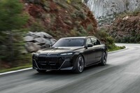 新型「7シリーズ」のなかでシリンダー数が最も多い「760i xDrive」のエンジンは、4.4リッターのV8ターボ。12気筒モデルはラインナップから消えている。
