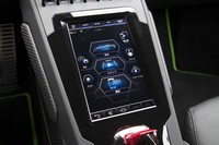 
	シートやエアコン、LDVIの調節は、センターコンソールの8.4インチタッチスクリーンを介して行う。
	