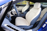 試乗車はシンプルなシート表皮デザインを採用していたが、「ダイヤモンド イン ダイヤモンド」キルトと呼ばれる特徴的なデザインもオプションで用意されている。運転席は、実に20カ所の調整が可能となっている。