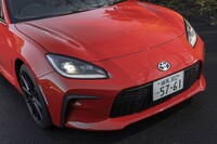 GRブランドに共通する大きな四角い開口部が特徴的なフロントマスク。水平対向エンジンの恩恵でボンネットの位置は極めて低い。