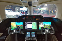 「ホンダジェット」は客室だけでなくコックピットも見学可能。これが、ホンダが誇る「世界で一番売れている小型ジェット機」のコックピットだ。