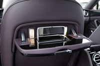 試乗車の後部座席には、オプション装備のバニティミラー付きウッドピクニックテーブルが装着されていた。ミラーを起こすと、その左右の照明も点灯する。