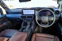 機能性重視の設計思想が表れたインストゥルメントパネルまわり。各所を飾るザイル調のチタニウムフィルムやメッキの装飾、チタン塗装のシフトぺゼルは、最上級グレード「ZX」だけの特徴だ。