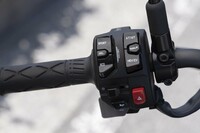 パワートレインの各種操作は左のスイッチボックスで行う。「SPORT」「ECO」「HEV／EV」の各ボタンを長押しすると走行モードが切り替わり、「WALK」ボタンを長押しするとウオークモードが作動。「ECOハイブリッド」モードでは「AT／MT」ボタンをプッシュすると自動変速／手動変速が切り替わり、「SPORTハイブリッド」および「ECOハイブリッド」の手動変速選択時に「AT／MT」を長押しすると、停車前に自動でギアが1速まで落ちる「ALPF」機能のオン／オフが切り替わる。……オーナーの皆さん、まずは頑張って操作方法を覚えよう。