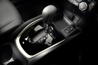 写真右、収納ポケットの横のパーキングブレーキスイッチに注目。「プロパイロット」は各種予防安全装備に加え、電子制御パーキングブレーキとのセットオプションとして用意されている。