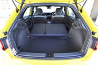 後席を倒し、荷室を最大化した状態。シーとの背もたれとフロアの間には段差ができる。