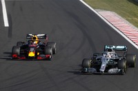 第12戦ハンガリーGPでは、レッドブルのマックス・フェルスタッペン（写真左）が、初めてのポールポジションからレースをリードし続けたが、ピット戦略の違いから王者メルセデスのルイス・ハミルトン（同右）にオーバーテイクを許してしまい惜しくも2位。第9戦オーストリアGP、第11戦ドイツGPと優勝したフェルスタッペンは、ハンガリーまでの4戦で誰よりも多い81点を獲得するなど、上り調子で前半戦を終えた。（Photo=Red Bull Racing）
	 