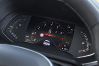 「ルノーマルチセンス」と呼ばれる走行モードに連動したイルミネーションカラーが表示される「キャプチャー」の7インチメーターパネル。個別設定が可能なカスタマイズモード「My Sense」、スポーティーな走りが楽しめる「Sport」、燃費重視の「Eco」という3つの走行モードが用意されている。写真は「Sport」モード選択時の様子。