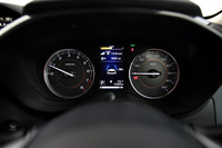 メーターはアナログ2眼式で、中央に4.2インチの液晶パネルが配置される。タコメーター（左）のレッドゾーンは6500rpmから。