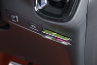 運転席の右前方にあるカードホルダー。「XC40」は、優れたユーティリティー性がセリングポイントのひとつとなっている。