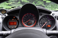 エンジン回転計の赤いリングと「nismo」のロゴが目を引く専用メーター。速度計は280km/hスケールとなっている。