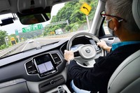 高速道路でまずは天童市に向かう。運転支援システム満載のプレミアムSUVとあって、快適なのはもちろん、大いに安心感に包まれる。