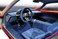 青一色で仕立てられたインテリアには、植物由来のファブリックを使った藍染めの生地や、広島産のカキ殻を使った再生素材が用いられているという。